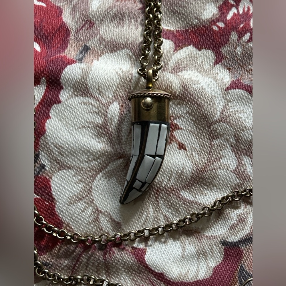 Soixante Neuf horn tooth pendant necklace